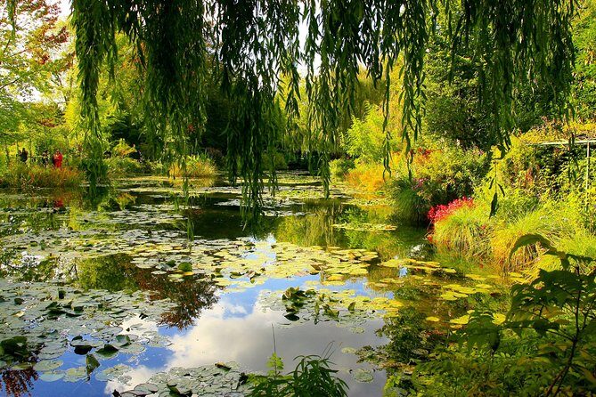 Giverny and Versailles Small Group Day Trip from Paris with Lunch - Giverny: Monet’s world, from the village to the water lilies