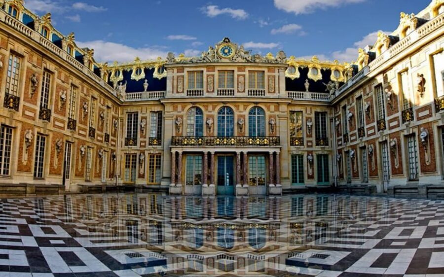 Versailles: Private Family Tour of Palace w/ Reserved Entry - Reserved palace entry: saving time without skipping the magic