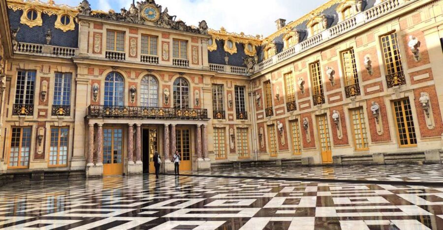 Versailles: Skip-the-Line Guided Palace Tour and Full Access - Inside the palace: Royal Apartments, story, and pacing that works
